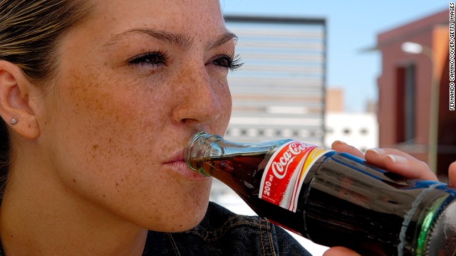 220405. Madrid. Chica bebiendo Coca Cola. ?? Fernando Camino/COVER