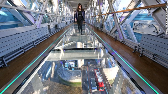 Тауэрский мост со стеклянными дорожкам