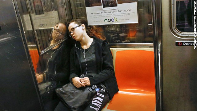 женщина спит в метро